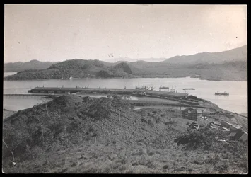 Veduta di edifici e moli a Balboa, Panama, l